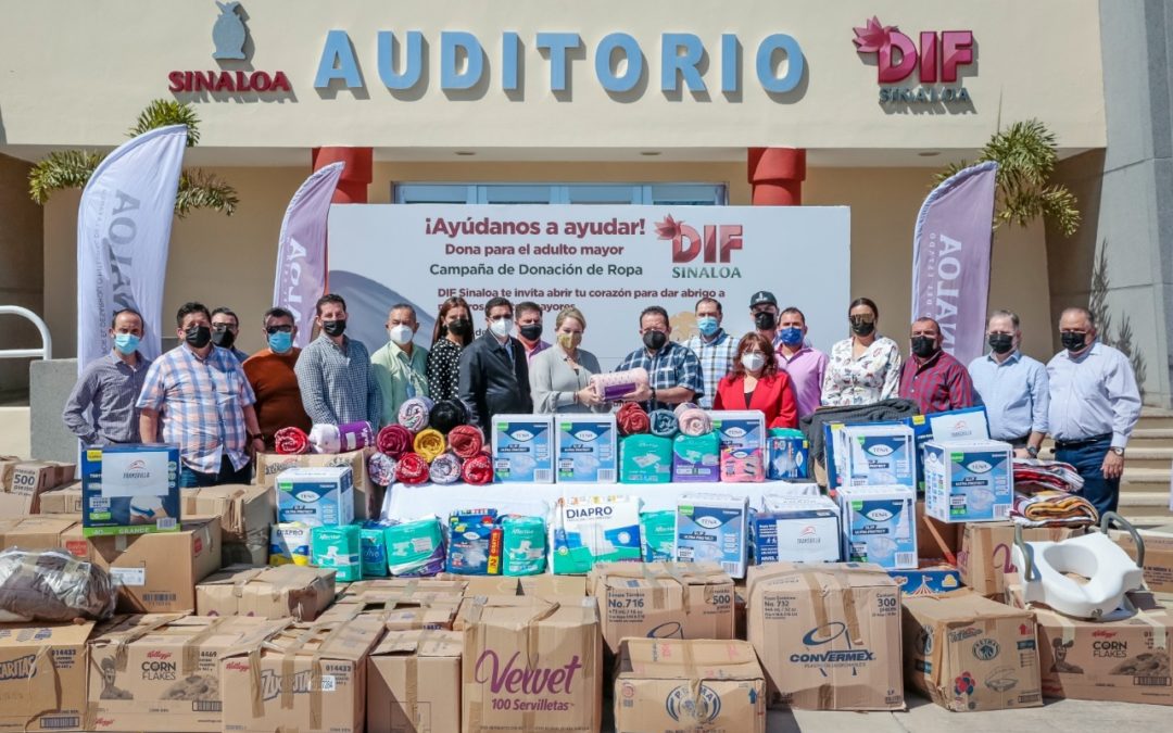 Vialidad y Transportes de Sinaloa dona ropa para adultos mayores