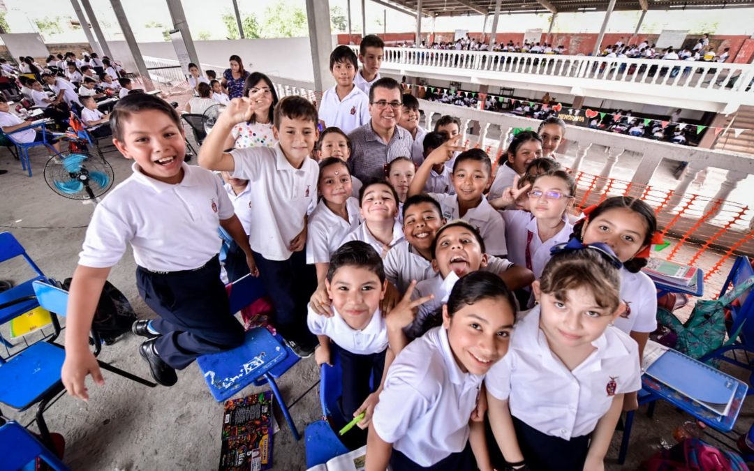 Édgar González atiende a padres y alumnos de primaria en Villa Unión