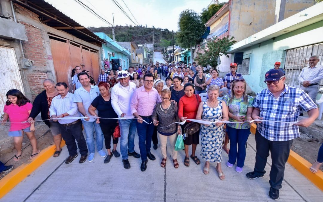 Vecinos de la colonia Gustavo Díaz Ordaz, celebran la pavimentación de la calle Nayarit