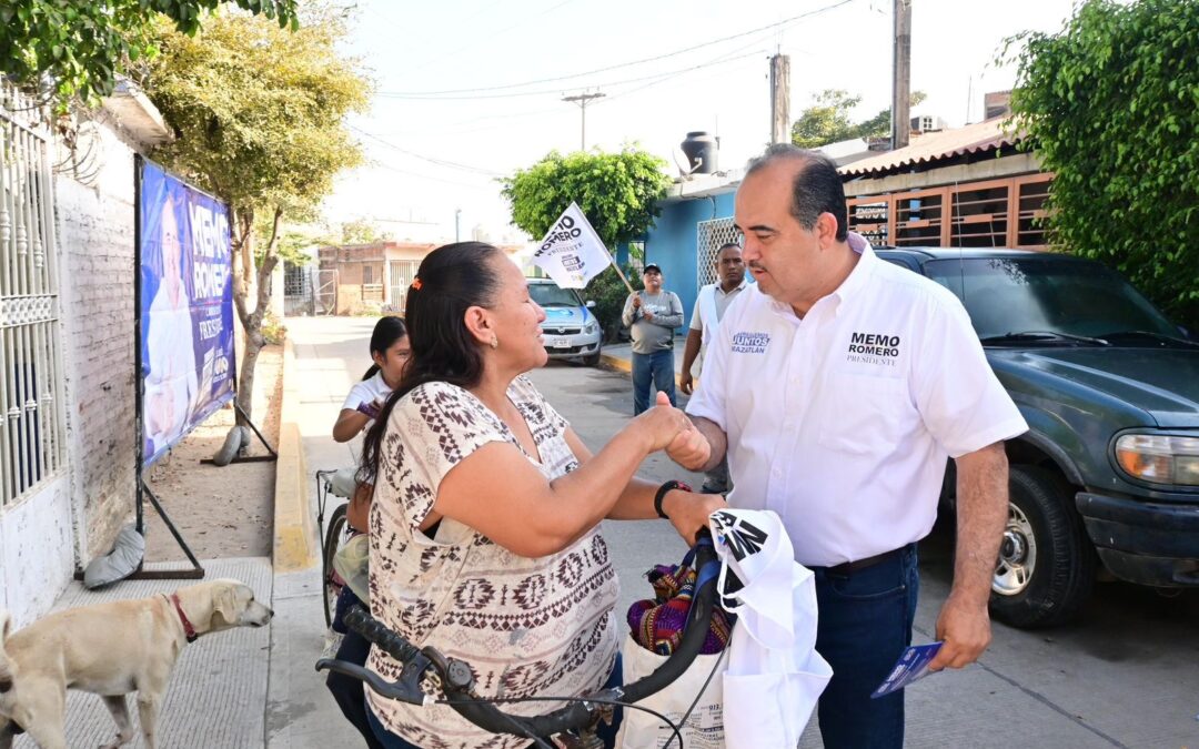 Memo Romero promete gestionar recurso para digitalizar aulas en Mazatlán